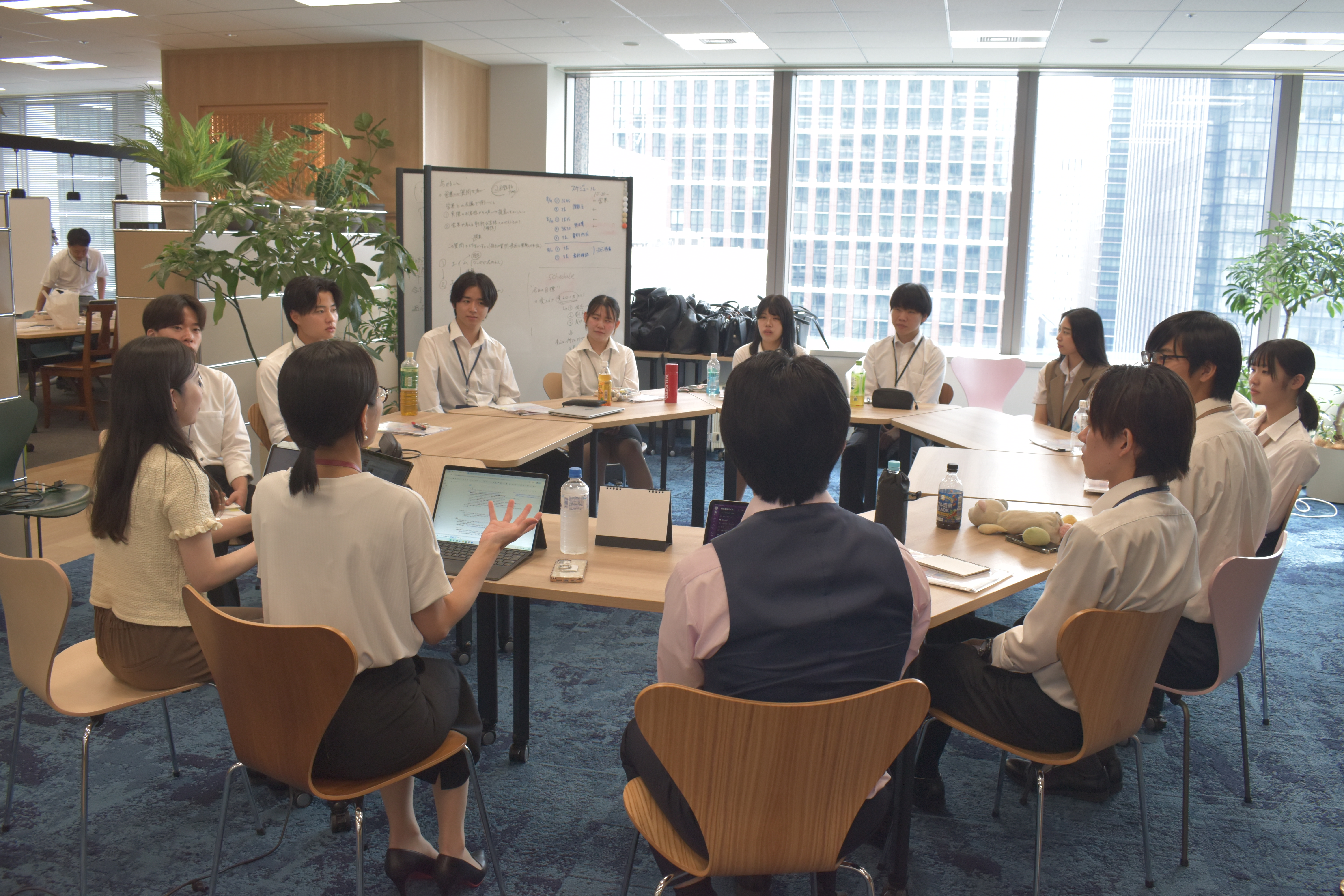 コンテンツ：「社長座談会」「若手座談会」